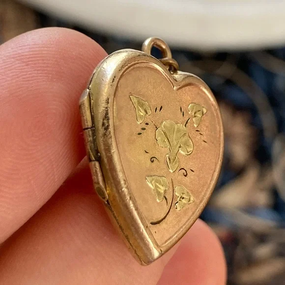 Antique 1930s Bliss Bros 10K Gold-Filled Engraved Floral Heart Locket - Picture 7 of 10